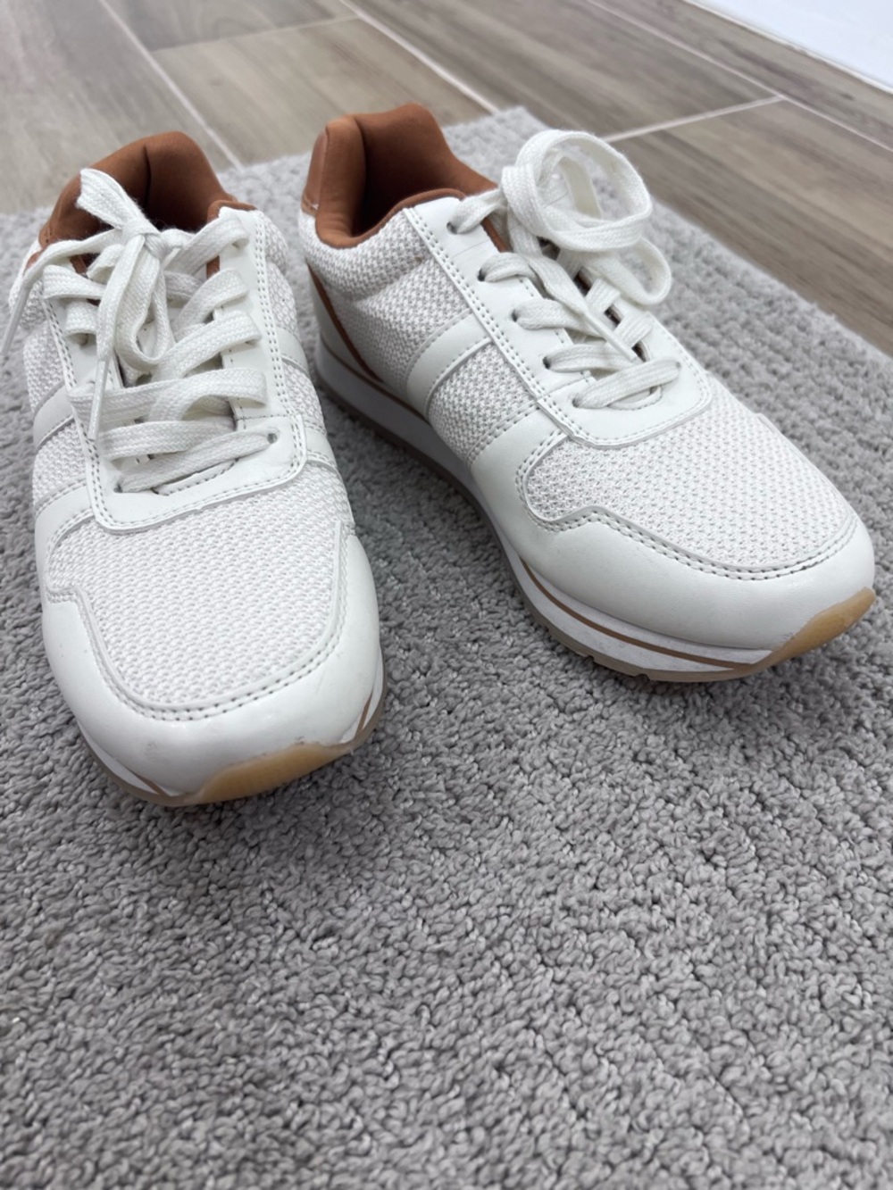 Banana Republic White and Tan Casual Sneakers